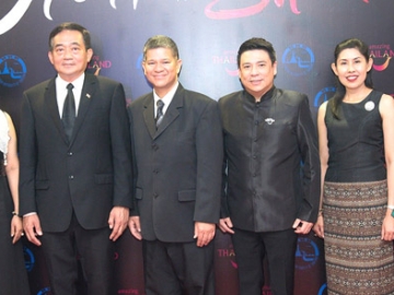 แฟชั่นโชว์ผ้าไทย : วศิน เรืองประทีปแสง เอกอัครราชทูต ณ กรุงมะนิลา, ฉัททันต์ กุญชร ณ อยุธยา รองผู้ว่าการด้านตลาดเอเชียและแปซิฟิก ททท. และ ปิยวรา ทีขะระ เนตรน้อย ผอ.พิพิธภัณฑ์ผ้าในสมเด็จพระนางเจ้าฯ พระบรมราชินีนาถ ร่วมงาน “Open To The New Shades Gala Night” เพื่อฉลอง 70 ปีความสัมพันธ์ทางการทูต ไทย-ฟิลิปปินส์ ที่ โรงแรมดุสิตธานีมะนิลา สาธารณรัฐฟิลิปปินส์

