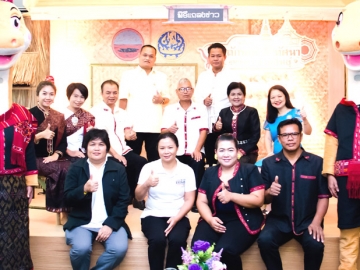 คณะผู้จัดงาน : อภิญญา ลอยชูศักดิ์ 
กก.ผจก.โรงแรมเจ้าพระยาปาร์ค ต้อนรับ วิรัตน์ นามวงษา พาณิชย์จังหวัดกาฬสินธุ์, สทิศ สิทธิมณีวรรณ ท่องเที่ยว
และกีฬาจังหวัดกาฬสินธุ์, ศุภาวี 
บำรุงศักดิ์ วัฒนธรรมจังหวัดกาฬสินธุ์, ชนกพร โพธิสาร ประชาสัมพันธ์จังหวัดกาฬสินธุ์ ในงานแถลงข่าว “อัตลักษณ์ ทัศนา ภูมิปัญญา กาฬสินธุ์” ซึ่งเข้าพักและจัดงาน ที่ โรงแรมเจ้าพระยาปาร์ค