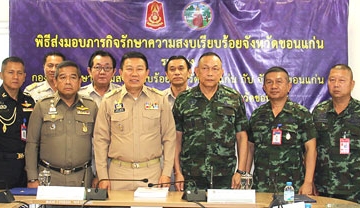 คสช. ขออำลา : ดร.สมศักดิ์ จังตระกุล ผวจ.ขอนแก่น และ พล.ต.สมชาย ครรภาฉาย ผู้บัญชาการมณฑลทหารบกที่ 23 ร่วมประชุมกำลังพลทั้งฝ่ายพลเรือนและฝ่ายทหาร สังกัดกองอำนวยการรักษาความมั่นคงภายในจังหวัดขอนแก่น เพื่อสรุปผลงานของกองกำลังรักษา
ความสงบเรียบร้อยจังหวัดขอนแก่น ในรอบ 5 ปี พร้อมส่งมอบภารกิจกลับคืนสู่ฝ่ายพลเรือน หลังจากที่คณะรักษาความสงบแห่งชาติ เข้ามาปฏิบัติภารกิจตั้งแต่ 22 พ.ค. 2557 และจบภารกิจเมื่อคณะรัฐมนตรีชุดใหม่เข้าถวายสัตย์ปฏิญาณตน 16 ก.ค. 2562 ณ ศาลากลางจังหวัดขอนแก่น