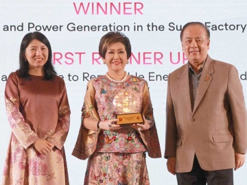 ชนะเลิศ : คุณหญิงณัฐิกา วัธนเวคิน อังอุบลกุล ปธ.กก.บห.บมจ.น้ำตาล
และอ้อยตะวันออก รับมอบรางวัล “ASEAN Energy Award ประจำปี 2019” ประเภทพลังงานทดแทนดีเด่น จาก ดาโต๊ะ ดร.ฮัจยี หมัด ซูนี่ ฮัจยี มูฮัมหมัด ฮุสเซ็น รมว.พลังงานฯ บรูไนดารุสซาลาม ที่ โรงแรมดิ แอทธินี โฮเทล แบงค็อกฯ