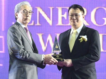 Thailand Energy Awards 2019 : จุฬา มานนท์ ผช.กก.
ผจก.ใหญ่ สายงานบริหารซัพพลายเชน บมจ.ปตท.สำรวจและผลิต
ปิโตรเลียม (ปตท.สผ.) รับรางวัล องค์กรดีเด่นด้านอนุรักษ์พลังงาน
ประเภทขนส่ง จาก สมคิด จาตุศรีพิทักษ์ รองนายกรัฐมนตรี