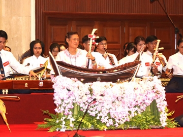 สมเด็จพระกนิษฐาธิราชเจ้า กรมสมเด็จพระเทพรัตนราชสุดาฯ สยามบรมราชกุมารี เสด็จฯ ไปในพิธีไหว้ครูดนตรีไทย ชมรมดนตรีไทย สโมสรนิสิตจุฬาลงกรณ์มหาวิทยาลัย ประจำปีการศึกษา 2562 ซึ่งจัดขึ้นเพื่อแสดงกตเวทิตาคุณต่อครูดนตรีไทย เพื่อความเป็นสิริมงคล และบำเพ็ญกุศลแด่ครูดนตรีที่ล่วงลับ ตลอดจนเป็นการสร้างความสัมพันธ์ที่ดีระหว่างครูกับศิษย์ ณ หอประชุมจุฬาลงกรณ์มหาวิทยาลัย เขตปทุมวัน กรุงเทพมหานคร เมื่อวันอาทิตย์ที่ 17 พฤศจิกายน 2562