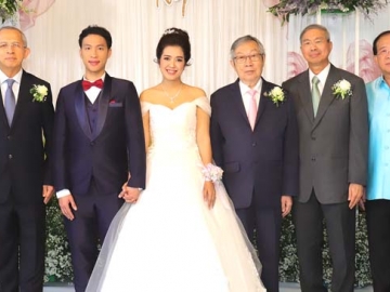 ห่มรักให้หายหนาว : ชีพ จุลมนต์ อดีตประธานศาลฎีกา เป็นประธานในพิธีฉลองมงคลสมรสระหว่าง
ลวัณกร ล้ออุไร บุตรี บุญชอบ ล้ออุไร - จุฑามาศ ศิริลักษณ์ และ ณภูมิ สุนทรพนาเวศ บุตร ระพินทร์ -
นารีรัตน์ สุนทรพนาเวศ โดยมี สุทธิเกียรติ จิราธิวัฒน์ ประธานกรรมการ โรงแรมและรีสอร์ทในเครือเซ็นทารา, ประทีป เฉลิมภัทรกุล, ผศ.วุฒิศักดิ์ ลาภเจริญทรัพย์ อธิการบดีมหาวิทยาลัยรามคำแหง และภริยา ร่วมแสดงความยินดี ที่ โรงแรมเซ็นทาราแกรนด์ เซ็นทรัลพลาซา ลาดพร้าว กรุงเทพ
