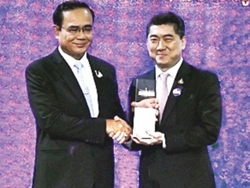 องค์กรเลิศ : พล.อ.ประยุทธ์ จันทร์โอชา นายกรัฐมนตรี มอบรางวัล “Thailand Corporate Excellence Awards 2019” สาขาความเป็นเลิศด้านผู้นำ ให้แก่ ประสิทธิ์ บุญดวงประเสริฐ ประธานคณะผู้บริหาร บมจ.เจริญโภคภัณฑ์อาหาร