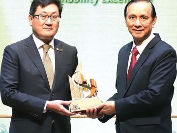 ธุรกิจยั่งยืน : สุวิทย์ กิ่งแก้ว รอง กก.ผจก.อาวุโส
บมจ.ซีพี ออลล์ รับรางวัล SET Awards 2019
ในกลุ่ม Sustainability Excellence ประเภท Highly Commended in Sustainability Awards จาก ดร.ภากร ปีตธวัชชัย กก.ผจก.ตลาดหลักทรัพย์แห่งประเทศไทย ด้วยปณิธานองค์กร “ร่วมสร้างสรรค์และแบ่งปันโอกาส
ให้ทุกคน”ที่อาคารตลาดหลักทรัพย์แห่งประเทศไทย