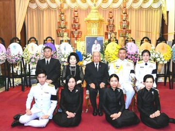 สู่สัมปรายภพ : พล.อ.สุรยุทธ์
จุลานนท์ ผู้รักษาการ
ประธานองคมนตรี เป็นประธานในงานพระพิธีธรรมสวดอภิธรรมศพ พล.อ.อ.ประพันธ์ ธูปะเตมีย์ อดีต ผบ.ทอ. โดยมี คุณหญิงวนิดา - พล.อ.อ.นภาเดช - พล.อ.ต.หญิง พันธ์นิดา - พงศ์ธร
ธูปะเตมีย์ และหลานๆ อภิชัย - ทิพวัล - กนกนันท์ - ปัญญดาว
ธูปะเตมีย์ ร่วมพิธี ณ ศาลาทักษิณาประดิษฐ วัดพระศรีมหาธาตุวรมหาวิหาร เขตบางเขน