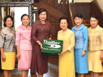 ห่มให้หายหนาว : คุณหญิงวรรณา สิริวัฒนภักดี รองปธ.กก.บห.บมจ.ไทยเบฟเวอเรจ มอบผ้าห่ม ให้แก่ รมิดา อินทรเจริญ นายกสมาคมภริยาข้าราชการ สำนักงานปลัดกระทรวงกลาโหม เพื่อส่งมอบให้กำลังพลและประชาชนในพื้นที่ อ.ฝาง จ.เชียงใหม่ พร้อมมอบเงิน 1,500,000 บาท สนับสนุนโครงการเพื่อกำลังพล