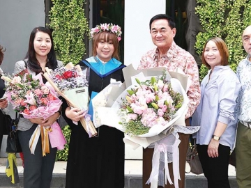 ปลาบปลื้ม : ดร.อัศวิน อิงคะกุล ประธาน มิราเคิล กรุ๊ป แสดงความยินดีกับ กรนันท์ อิงคะกุล บุตรสาว
ในโอกาสสำเร็จการศึกษาศิลปศาสตรบัณฑิต สาขาวิชาการออกแบบสื่อสร้างสรรค์ มหาวิทยาลัยนานาชาติแสตมฟอร์ด โดยมีคณะผู้บริหาร อาทิ ปริญญา หงส์เลิศลักษณ์, นุจรี วิบูลเชื้อ และ นาถวีณา
ล้อมทรัพย์ ผอ.กลุ่มสายงานสื่อสารการตลาด ร่วมยินดี ที่ ศูนย์การประชุมอิมแพ็ค เมืองทองธานี

