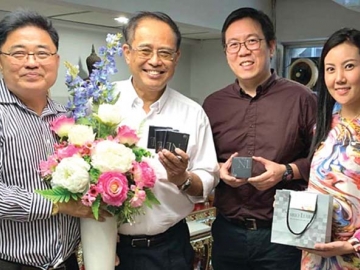 ร่วมยินดี : จักรพันธ์ วรอาคาร เลขานุการสมาคมเสริมความงามแห่งประเทศไทย และ บุญยงค์ สมบูรณ์ศักดิกุล
กรรมการผู้จัดการ บริษัท ซี แอนด์ บี
(ประเทศไทย) จำกัด ผู้ผลิตและจำหน่ายเครื่องสำอาง Nario Llarias เข้าพบเพื่อเยี่ยมอวยพรแก่ พลเฉลิม ศรมณี ผู้อำนวยการเขตบางขุนเทียน ในโอกาสส่งท้ายปีเก่า ต้อนรับเทศกาลปีใหม่ที่จะมาถึง ที่สำนักงานเขตบางขุนเทียน ถนนพระราม 2