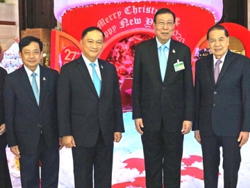 สถานการณ์แรงงานไทย : ศ.พิเศษ พรเพชร วิชิตชลชัย ประธานวุฒิสภา เปิดงานสัมมนาเรื่อง
“การขับเคลื่อนแรงงานไทยภายใต้สถานการณ์พลิกผันของเศรษฐกิจและเทคโนโลยี” ที่ โรงแรม ดิ
เอมเมอรัลด์ โดยมี พล.ต.อ.อดุลย์ แสงสิงแก้ว ประธานคณะกรรมาธิการการแรงงาน วุฒิสภา, จิตติเทวี
ตติยรัตน์ ที่ปรึกษา, ณรงค์ รัตนากุล เลขาฯ และ ดร.ปรีชา ถิรกิจพงศ์ ปธ.กก.โรงแรมฯ ต้อนรับ