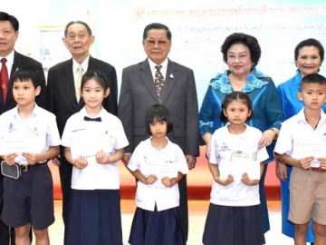 อนาคตของชาติ : พล.อ.สิงหา เสาวภาพ ประธานสภาสังคมสงเคราะห์แห่งประเทศไทย ในพระบรมราชูปถัมภ์ จัดพิธีมอบเงินพระราชทานช่วยเหลือการศึกษาเด็กยากจน ประจำปี 2562 สนับสนุนโดยโครงการสลากการกุศล จำนวน 2,422,500 บาท ให้แก่เยาวชนที่มีฐานะยากจนในกรุงเทพมหานครและเขตปริมณฑล รวม 258 ทุน จาก 80 โรงเรียน และ 46 สถาบัน ที่ สภาสังคมสงเคราะห์ฯ