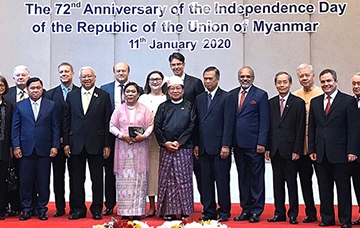 ฉลองวันเอกราช : อู มโย มยินตาน เอกอัครราชทูตสาธารณรัฐแห่งสหภาพเมียนมาประจำราชอาณาจักรไทย
จัดงานฉลองในโอกาสครบรอบ 72 ปี วันเอกราชเมียนมา (4 มกราคม ค.ศ.1948) โดยมี รศ.ดร.จิรายุ
อิศรางกูร ณ อยุธยา องคมนตรี, โลเรนโซ กาลันตี เอกอัครราชทูตสาธารณรัฐอิตาลีประจำ
ราชอาณาจักรไทย, เยฟกินี โทมิคิน เอกอัครราชทูตสหพันธรัฐรัสเซียประจำราชอาณาจักรไทย, วาลเดอมาร์
ดูบันยอฟสกี้ เอกอัครราชทูตสาธารณรัฐโปแลนด์ประจำราชอาณาจักรไทย และ พอล ชาง
อิน-นัม เอกอัครสมณทูตวาติกันประจำราชอาณาจักรไทย ร่วมงาน ที่ โรงแรม ดิ แอทธินี โฮเทลแบงค็อก