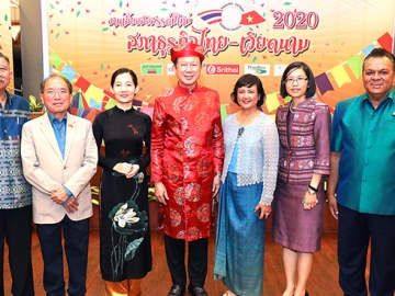 สังสรรค์ปีใหม่ : สนั่น อังอุบลกุล ประธานสภาธุรกิจไทย-เวียดนาม และ จริยา จิราธิวัฒน์ รองประธานสภาธุรกิจไทย-เวียดนาม จัดเลี้ยงสังสรรค์ปีใหม่ให้แก่คณะกรรมการและสมาชิกสภาธุรกิจไทย-เวียดนาม โดยมี ประพีร์ สรไกรกิติกูล, ม.ล.รดีเทพ เทวกุล, วิบูลย์ลักษณ์ ร่วมรักษ์,
เจิ่น ธิแทง หมี, อาจารี ศรีรัตนบัลล์ และ มนตรี มหาพฤกษ์พงศ์ ร่วมงาน ที่ โปโลคลับ ถนนวิทยุ