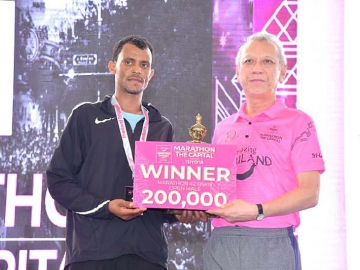 นายพิพัฒน์ รัชกิจประการ รมว.การท่องเที่ยวและกีฬา เป็นประธานมอบรางวัลให้ ยีน บีเคลย์ โอเคบา นักวิ่งชายชาวเคนยา 200,000 บาท
จากการแข่งขันวิ่งมาราธอนนานาชาติ รายการ AMAZING THAILAND
Marathon Bangkok 2020 ครั้งที่ 3 เมื่อวันที่ 2 ก.พ.