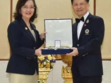 ศิษย์เก่าดีเด่น : พล.ต.อ.นพ.จงเจตน์ อาวเจนพงษ์ นายกสมาคมศิษย์เก่ามหาวิทยาลัยมหิดล ในพระบรมราชูปถัมภ์ มอบรางวัล “มหิดลทยากร”
ให้แก่ รศ.พญ.ยุวดี เลี่ยวไพรัตน์ เพื่อเชิดชูเกียรติผู้มีความรู้ ความสามารถ
มีจริยธรรม คุณธรรม บำเพ็ญประโยชน์ต่อส่วนรวม ที่ มหาวิทยาลัยมหิดล ศาลายา