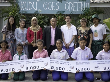 KUDU GOES GREEN : ธีรวัลคุ์ เตชะอุบล ผจก.ฝ่ายพัฒนาโครงการ กลุ่มโรงแรมในเครือ เคป แอนด์ แคนทารี โฮเทลส์ จัดการประกวดผลงานศิลปะจากขยะรีไซเคิล และมอบทุนการศึกษาให้แก่นักเรียนโรงเรียน บนเกาะยาวน้อย โดยมี นริศ ฤกษ์ดี นายอำเภอเกาะยาวน้อย ร่วมงาน ที่ โรงแรมเคป กูดู เกาะยาวน้อย