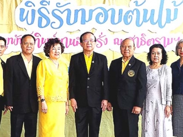สภาพแวดล้อมสดใส : ผศ.วุฒิศักดิ์ ลาภเจริญทรัพย์ อธิการบดี มหาวิทยาลัยรามคำแหง รับมอบพันธุ์ไม้ชมพูพันธุ์ทิพย์จาก พล.ต.อ.สุนทร ซ้ายขวัญ นายกสมาคมศิษย์เก่ารัฐศาสตร์ มหาวิทยาลัยรามคำแหง เพื่อปลูกในพื้นที่โรงเรียนสาธิตมหาวิทยาลัยรามคำแหง(ฝ่ายมัธยม) วิทยาเขตบางนา โดยมี รศ.นพคุณ คุณาชีวะ, รศ.พ.ต.ท.ดร.ศิริพงษ์ เศาภายน และ รศ.สุวรรณี เดชวรชัย ร่วมพิธีมอบ