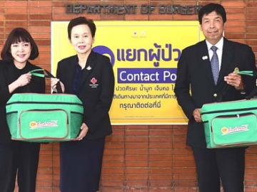 จากใจ..ร่วมต้านภัย COVID-19 : ประสิทธิ์ บุญดวงประเสริฐ ประธานคณะผู้บริหาร บจก.เจริญโภคภัณฑ์
อาหาร มอบผลิตภัณฑ์อาหาร CP ให้แก่ รศ.นพ.ฉันชาย สิทธิพันธุ์ รองคณบดี คณะแพทยศาสตร์ จุฬาฯ และ ผศ.พญ.ยุวรีย์ พิชิตโชค รองผอ.โรงพยาบาลจุฬาฯ สภาการชาดไทย เพื่อสนับสนุนบุคลากรทางการแพทย์ในโรงพยาบาลของรัฐ ที่ทำหน้าที่ดูแลคัดกรองและรักษาผู้ป่วยโควิด-19