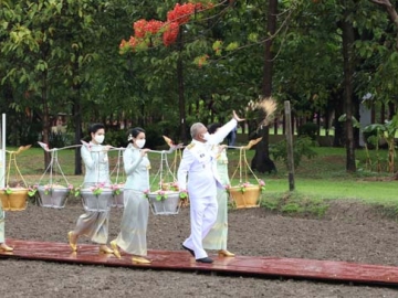 พระบาทสมเด็จพระเจ้าอยู่หัว ทรงพระกรุณาโปรดเกล้าฯ 
ให้ พล.อ.สุรยุทธ์ จุลานนท์ ประธานองคมนตรี เป็น
ประธานไปในพิธีหว่านเมล็ดพันธุ์ข้าวในแปลงนาสาธิต 
สวนจิตรลดา โดยมี นายอนันต์ สุวรรณรัตน์ ปลัดกระทรวงเกษตรและสหกรณ์ เป็นผู้หว่านเมล็ดพันธุ์ข้าว
เพื่อเป็นเมล็ดพันธุ์ข้าวสำหรับประกอบพระราชพิธี
พืชมงคลจรดพระนังคัลแรกนาขวัญ ประจำปี 2564 ณ 
บริเวณแปลงนาสาธิต สวนจิตรลดา กรุงเทพมหานคร 
เนื่องในวันพืชมงคล เมื่อวันจันทร์ที่ 11 พฤษภาคม 2563