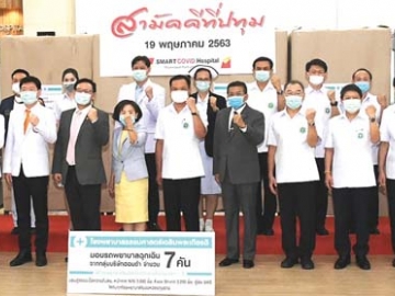 เตรียมพร้อม : อนุทิน ชาญวีรกูล รองนายกรัฐมนตรี และรมว.สาธารณสุข ร่วมแถลงข่าวและเยี่ยมชมความพร้อมในการเพิ่มศักยภาพของโรงพยาบาลธรรมศาสตร์เฉลิมพระเกียรติ และการปรับตัวสู่โหมด stand by ของโรงพยาบาลสนามธรรมศาสตร์ ในการรองรับการระบาดโควิด-19 ระลอกต่อไป โดยมี รศ.เกศินี วิฑูรชาติ
อธิการบดีมหาวิทยาลัยธรรมศาสตร์, ศ.ดร.สุรพล นิติไกรพจน์ ปธ.คณะ กก.บห.รพ.ธรรมศาสตร์ฯ รศ.นพ.พฤหัส ต่ออุดม ผอ.รพ.ธรรมศาสตร์ฯ, ผศ.นพ.ฉัตรชัย
มิ่งมาลัยรักษ์ ผอ.รพ.สนามธรรมศาสตร์ และทีมบุคลากร รวมทั้ง ดร.พินิจ บุญเลิศ ผวจ.ปทุมธานี ร่วมกันต้อนรับ ที่ รพ.ธรรมศาสตร์ฯ จ.ปทุมธานี