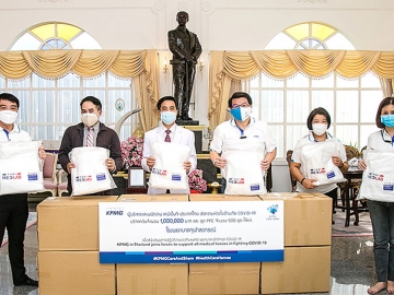 ส่งมอบความห่วงใย : เจริญ ผู้สัมฤทธิ์เลิศ ประธานเจ้าหน้าที่บริหาร พร้อมด้วยผู้บริหารและพนักงาน
เคพีเอ็มจี ประเทศไทย ร่วมกันมอบเงิน 1,000,000 บาท และชุดป้องกันการติดเชื้อ PPE จำนวน 500 ชุด
ให้แก่ ศ.นพ.สุทธิพงศ์ วัชรสินธุ ผอ.โรงพยาบาลจุฬาลงกรณ์ สภากาชาดไทย เพื่อสนับสนุนการปฏิบัติงาน
ของทีมแพทย์-พยาบาลในการต้านภัยไวรัสโควิด-19 ที่ ศาลาทินทัต รพ.จุฬาฯ สภากาชาดไทย