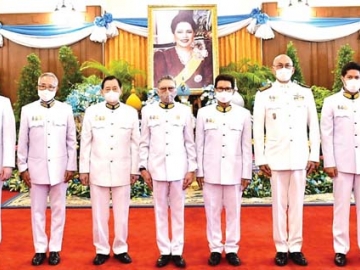 ถวายพระพร : วุฒา ภิรมย์ภักดี ปธ.กก.บจก.บุญรอดบริวเวอรี่ นำคณะกรรมการและผู้บริหาร อาทิ สันติ ภิรมย์ภักดี, จุตินันท์ ภิรมย์ภักดี, เพิ่มพูน ไกรฤกษ์ ทูลเกล้าฯ ถวายแจกันดอกไม้หน้าพระฉายาลักษณ์สมเด็จพระนางเจ้าสิริกิติ์ พระบรมราชินีนาถ พระบรมราชชนนี
พันปีหลวง และลงนามถวายพระพร เนื่องในโอกาสวันเฉลิม
พระชนมพรรษา ณ ศาลาสหทัยสมาคม ในพระบรมมหาราชวัง