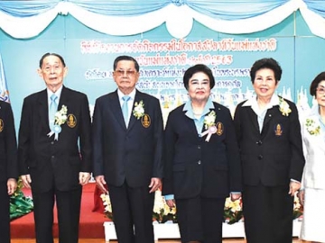 เฉลิมพระเกียรติ : พล.อ.สิงหา เสาวภาพ ประธานสภาสังคมสงเคราะห์แห่งประเทศไทยฯ เปิดงาน
เนื่องในโอกาสสัปดาห์วันแม่แห่งชาติ ประจำปี 2563 ถวายราชสักการะสมเด็จพระนางเจ้าสิริกิติ์ พระบรมราชินีนาถ พระบรมราชชนนีพันปีหลวง โดยมี พล.ต.หญิง คุณหญิงอัสนีย์ เสาวภาพ ปธ.คณะ กก.จัดงานฯ และคณะ กก.ร่วมเลี้ยงอาหารและมอบเครื่องอุปโภคบริโภคให้แก่ผู้ยากไร้และผู้ด้อยโอกาส