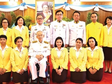ร่วมลงนามถวาย : นคร ศิลปอาชา พร้อมด้วยคณะกรรมการมูลนิธิร่วมจิตต์น้อมเกล้าฯ เพื่อเยาวชน ในพระบรมราชินูปถัมภ์ และมูลนิธิอนุสรณ์หม่อมงามจิตต์ บุรฉัตร อาทิ สมพร เทพสิทธา และ
กรรณภรณ์ วงศ์ปิยะกุล ร่วมลงนามถวายพระพรเนื่องในวันเฉลิมพระชนมพรรษา สมเด็จพระนางเจ้าสิริกิติ์
พระบรมราชินีนาถ พระบรมราชชนนีพันปีหลวง ณ ศาลาสหทัยสมาคม ในพระบรมมหาราชวัง