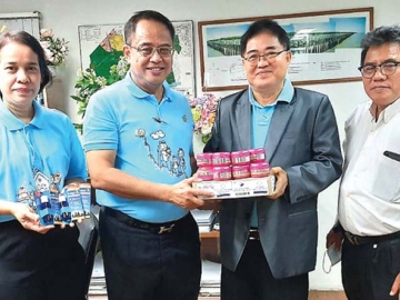 ถวายเป็นพระราชกุศล : จักรพันธ์
วรอาคาร เลขานุการสมาคมเสริมความงามแห่งประเทศไทย มอบผลิตภัณฑ์ฯ ให้แก่ พลเฉลิม ศรมณี ผอ.เขตบางขุนเทียน และ ทวีพร โชตินุชิต
ผช.ผอ.เขต เพื่อสนับสนุนการจัดงานจิตอาสาของเขตบางขุนเทียน
ร่วมกันทำความสะอาดคลองสะแกงาม
เนื่องในวันเฉลิมพระชนมพรรษา
สมเด็จพระนางเจ้าสิริกิติ์ พระบรมราชินีนาถ พระบรมราชชนนีพันปีหลวง