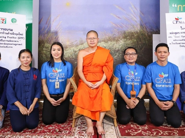 “ร่วมสร้างสรรค์ และเเบ่งปันโอกาสให้ทุกคน” : พระเมธีวชิโรดม (ว.วชิรเมธี) เปิดอบรมหลักสูตร “การจัดการ
ร้านค้าปลีกยุคใหม่ และหลักเกณฑ์วิธีการที่ดีในการผลิตอาหาร” โดยมี ศิริวัฒญ์ เอกนิธิวราการกุล
รอง ผจก.ฝ่ายปฏิบัติการ บมจ.ซีพี ออลล์ นำทีมจิตสาธารณะซีพีออลล์ ร่วมถ่ายทอดความรู้
สร้างรายได้ให้ชุมชน ตามปณิธานองค์กร ที่ มหาวิชชาลัยพุทธเศรษฐศาสตร์ (ไร่เชิญตะวัน)