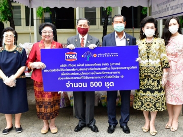 “TOA ไม่ทิ้งกัน สู้ภัยโควิด-19” : ประจักษ์-ละออ ตั้งคารวคุณ ปธ.กก.บมจ.ทีโอเอ เพ้นท์ (ประเทศไทย) และ มูลนิธิ
คุณแม่ลี้กิมเกียว ตั้งคารวคุณ มอบถุงยังชีพ จำนวน 500 ชุด ให้แก่ พล.ต.หญิง คุณหญิงอัสนีย์ เสาวภาพ ประธานที่ปรึกษา
คณะ กก.สภาสังคมสงเคราะห์ฯ และประธานโครงการน้ำพระทัยพระราชทาน เพื่อช่วยเหลือประชาชนในชุมชนเขตราชเทวี โดยมี พล.อ.สิงหา เสาวภาพ, ยุวดี นิ่มสมบุญ, จารุนันท์ อึ้งภากรณ์ และ ร.ท.พญ.ปิยะชนก ตั้งคารวคุณ ร่วมงาน