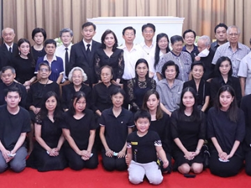 ด้วยความอาลัย : ครอบครัว “เตชะหรูวิจิตร” ร่วมกันเป็นเจ้าภาพในงานสวดพระอภิธรรมบำเพ็ญกุศล ดร.อมร เตชะหรูวิจิตร
ประธานกรรมการ กลุ่มโรงแรมเอเชีย โดยมี สุรพล-อารีย์ เตชะหรูวิจิตร, สุรพงศ์ เตชะหรูวิจิตร, นพ.สามารถ-พรพรรณ ตันอริยกุล, พงศ์ธร-อ้อยทิพย์ เหราบัตย์ พร้อมด้วย จิตรา เตชะหรูวิจิตร ภริยา, เอิร์ธ-เธียรรัตน์ เตชะหรูวิจิตร และ เอิร์น-ณัชชา เตชะหรูวิจิตร ชัยรุ่งเรือง บุตร-ธิดา ร่วมงาน ณ ศาลาปิยะชาติ วัดสระเกศราชวรมหาวิหาร