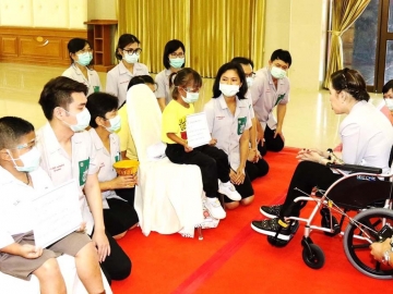 สมเด็จพระเจ้าน้องนางเธอ เจ้าฟ้าจุฬาภรณวลัยลักษณ์ อัครราชกุมารี กรมพระศรีสวางควัฒน วรขัตติยราชนารี
เสด็จไปทอดพระเนตรการทำงาน ของหน่วยแพทย์เคลื่อนที่มูลนิธิแพทย์อาสาสมเด็จพระศรีนครินทราบรมราชชนนี
ที่โปรดให้ไปตรวจรักษาผู้เจ็บป่วย ในโอกาสที่เสด็จไปทรงเยี่ยมและพระราชทานสิ่งของแก่ราษฎร ณ มหาวิทยาลัยพิษณุโลก ตำบลสมอแข อำเภอเมือง จังหวัดพิษณุโลก