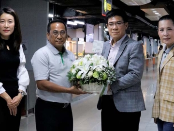 ศูนย์อาหาร “อิ่มจัง” : ศตวรรษ หลักแหลม ผช.กก.ผจก.ใหญ่ สายศูนย์อาหารและบริการ บมจ.ปทุมไรซมิล แอนด์ แกรนารี รับดอกไม้แสดงความยินดีจาก วิศาล สิปิยารักษ์ รอง กก.ผอ. บมจ.เอ็ม บี เค ในโอกาสเปิดศูนย์อาหารแห่งใหม่ในเครือฟู้ด เลเจ้นด์ส บาย เอ็มบีเค ที่ ชั้นจี โซนซี ศูนย์การค้าเอ็ม บี เค เซ็นเตอร์

