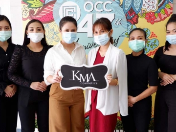 ติวเข้มเติมสวย : ศิริลักษณ์ ชูแทน
ผู้ช่วยหัวหน้าหน่วยอบรมการแต่งหน้า และพัฒนาบุคลิกภาพ บมจ.โอซีซี
จัดอบรมให้ความรู้ในหัวข้อ “Warm tone for winter makeup” เสริมเทคนิค
การเลือกใช้สีเมคอัพโทนอุ่น ในการแต่งหน้า
พร้อมแนะนำวิธีการปรับรูปตาด้วยอายแชโดว์ ให้แก่พนักงานขายเครื่องสำอาง KMA (เคเอ็มเอ) เพื่อพัฒนาทักษะการแต่งหน้าให้ทันสมัยและให้บริการลูกค้าได้ดียิ่งขึ้น ที่ อาคารโอซีซี

