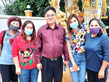 สักการะสิ่งศักดิ์สิทธิ์ : จักรพันธ์ วรอาคาร เลขานุการสมาคม
เสริมความงามแห่งประเทศไทย พร้อมคณะกรรมการและสมาชิก
ร่วมกันทำพิธีทางศาสนาเพื่อความเป็นสิริมงคล ในโอกาส
ส่งท้ายปีเก่าต้อนรับปีใหม่ ที่ทำการสมาคม เขตบางขุนเทียน