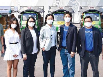 การเดินทางของคนเมือง : สมฤดี ชัยมงคล ปธ.จนท.บห.บมจ.บ้านปู และ บจก.บ้านปู เน็กซ์, ดร.กฤษดา
กฤตยากีรณ กก.ผจก.บจก.เออร์เบิน โมบิลิตี้ เทค ร่วมกันปล่อยคาราวานรถตุ๊กตุ๊กไฟฟ้า MuvMi ฉลองความสำเร็จการเพิ่มจำนวนรถ MuvMi เป็น 100 คัน และเตรียมขยายพื้นที่ให้บริการอีกกว่า 2,000 จุด ครอบคลุม 6 เส้นทางทั่วกรุงเทพฯ ที่ ศูนย์ปฏิบัติการศิลปกรรมฟ้าใหม่ ดิจิทัลอาร์ตฮับ

