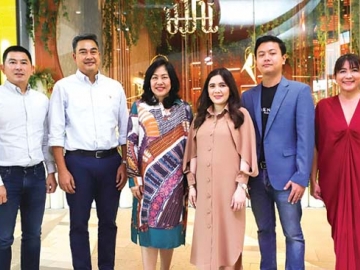 ขึ้นห้างครั้งแรก : ภัทรพร เพ็ญประพัฒน์ Head of commercialization บมจ.เซ็นทรัลพัฒนา, จุฑาทิพย์
เพชรเรือนทอง และ จิตตวัฒน์ จิตสำรวย สองเจ้าของร้านขมิ้น คูซีน แอนด์ คาเฟ่ ร่วมกัน
เปิดร้าน “Kamin Cuisine & Cafe” ร้านอาหารเมนูใต้ขนานแท้ต้นตำรับ โดยมี กันตภณ ผาณิตรัตน์ ผอ.อาวุโส บมจ.เซ็นทรัลพัฒนา ร่วมงาน ที่ ชั้น 7 ศูนย์การค้าเซ็นทรัลพลาซา แกรนด์ พระราม 9

