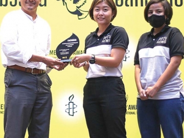 “รางวัลสื่อมวลชนเพื่อสิทธิมนุษยชน” : ปิติพร เพรามธุรส จากสถานีโทรทัศน์พีพีทีวี เอชดี ช่อง36 รับโล่รางวัลดีเด่นสารคดีเชิงข่าว
จากเรื่อง “ลูกผู้เห็นต่าง” และรางวัลชมเชยสารคดีเชิงข่าว
จากเรื่อง “รักสีรุ้ง” ซึ่งเป็นผลงานจากรายการ “สารตั้งต้น”


