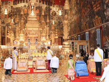 พระบาทสมเด็จพระเจ้าอยู่หัว และสมเด็จพระนางเจ้าฯ พระบรมราชินี เสด็จฯ ไปทรงนมัสการพระพุทธมหามณีรัตนปฏิมากร ณ
พระอุโบสถ วัดพระศรีรัตนศาสดาราม กับทรงกราบถวายบังคมพระบรมรูปสมเด็จพระบูรพมหากษัตริยาธิราช ณ ปราสาทพระเทพบิดร
ในพระบรมมหาราชวัง ในโอกาสนี้ สมเด็จพระเจ้าลูกเธอ เจ้าฟ้าพัชรกิติยาภา นเรนทิราเทพยวดี กรมหลวงราชสาริณีสิริพัชร
มหาวัชรราชธิดา, สมเด็จพระเจ้าลูกเธอ เจ้าฟ้าสิริวัณณวรี นารีรัตนราชกัญญา, สมเด็จพระเจ้าลูกยาเธอ เจ้าฟ้าทีปังกรรัศมีโชติ
มหาวชิโรตตมางกูร สิริวิบูลยราชกุมาร และเจ้าคุณพระสินีนาฏ พิลาสกัลยาณี โดยเสด็จในการนี้ด้วย เมื่อวันอังคารที่ 6 เมษายน 2564

