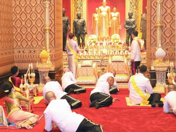 พระบาทสมเด็จพระเจ้าอยู่หัว และสมเด็จพระนางเจ้าฯ พระบรมราชินี เสด็จฯ ไปทรงนมัสการพระพุทธมหามณีรัตนปฏิมากร ณ
พระอุโบสถ วัดพระศรีรัตนศาสดาราม กับทรงกราบถวายบังคมพระบรมรูปสมเด็จพระบูรพมหากษัตริยาธิราช ณ ปราสาทพระเทพบิดร
ในพระบรมมหาราชวัง ในโอกาสนี้ สมเด็จพระเจ้าลูกเธอ เจ้าฟ้าพัชรกิติยาภา นเรนทิราเทพยวดี กรมหลวงราชสาริณีสิริพัชร
มหาวัชรราชธิดา, สมเด็จพระเจ้าลูกเธอ เจ้าฟ้าสิริวัณณวรี นารีรัตนราชกัญญา, สมเด็จพระเจ้าลูกยาเธอ เจ้าฟ้าทีปังกรรัศมีโชติ
มหาวชิโรตตมางกูร สิริวิบูลยราชกุมาร และเจ้าคุณพระสินีนาฏ พิลาสกัลยาณี โดยเสด็จในการนี้ด้วย เมื่อวันอังคารที่ 6 เมษายน 2564

