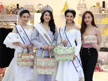 สาวงามเยี่ยมร้าน : ปาริชาติ บัวเหม
มิสแกรนด์สมุทรสงคราม 2020,
พัชรารัตน์ ตระกูลขจรศักดิ์ ทูตการท่องเที่ยวและกีฬา กรุงเทพมหานคร และ ภคินี ดวงพัตรา Miss Tourism World Thailand หนองคาย 2020 ร่วมแสดงความยินดีกับ ประภัสสรา
รติพรทิพย์ ในโอกาสเปิดร้าน เจน
ลิลลี่ (Jane Lily) แบรนด์กระเป๋าสัญชาติไทย และเสื้อผ้าแฟชั่นดีไซน์เก๋ ที่ ศูนย์การค้าเอ็ม บี เค เซ็นเตอร์