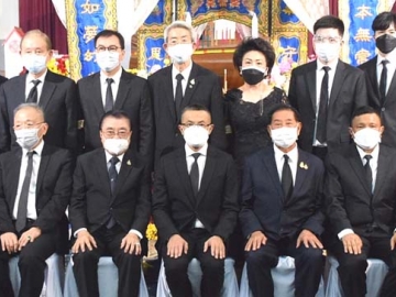 ร่วมแสดงความอาลัย : พล.ต.อ.สุวัฒน์ แจ้งยอดสุข ผู้บัญชาการตำรวจแห่งชาติ เป็นประธานในพิธีสวดพระอภิธรรมบำเพ็ญกุศล คุณแม่เค้งเซียง แซ่เฮ้ง
คุณแม่ของ ยุวดี เตรัตนชัย และ ผศ.ดร.นพ.เทอดศักดิ์ โรจน์สุรกิตติ ประธานกรรมการบริหาร บมจ.โรงพยาบาลเอกชล โดยมี กิตติพงษ์ เตรัตนชัย (บุตรเขย)
พร้อมด้วยญาติมิตร อาทิ วิบูลย์ เลาหพงศ์ชนะ, ประจักษ์ ตั้งคารวคุณ, พล.ต.ต.เสนิต สำราญสำรวจกิจ, วิชิต ชินวงศ์วรกุล, แสงชัย โสตถีวรกุล,
อมร อภิธนากุล, ยรรยงค์ ปฐมศักดิ์ และ เนติ ตันติมนตรี ร่วมแสดงความอาลัยในงาน ณ วัดเทพศิรินทราวาสราชวรวิหาร เขตป้อมปราบศัตรูพ่าย กรุงเทพฯ