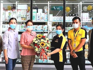 ขยายสาขาเพิ่ม : จรูญรัตน์ สาลี
ผู้จัดการทั่วไป บริษัท เดอะไนน์ ติวานนท์
จำกัด มอบดอกไม้แสดงความยินดีให้แก่
ปนัดดา แสงพูนสุข ผู้จัดการเขตปทุมธานี
บริษัท มิสเตอร์ ดี.ไอ.วาย.(ประเทศไทย)
จำกัด ในโอกาสเปิด ร้านมิสเตอร์
ดี.ไอ.วาย.(MR.D.I.Y) ศูนย์รวมสินค้า
ตกแต่งและซ่อมแซมบ้าน สาขาใหม่
ที่บริเวณ ชั้น 1 เซ็นเตอร์ โซน ศูนย์การค้าเดอะไนน์ เซ็นเตอร์ ติวานนท์