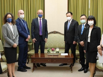 ถอดรหัสพันธุกรรมทั่วประเทศ : อนุทิน ชาญวีรกูล รองนายกรัฐมนตรี และ รมว.สาธารณสุข
หารือกับ มาร์ค กูดดิ้ง เอกอัครราชทูตอังกฤษประจำราชอาณาจักรไทย และ นพ.ศุภกิจ ศิริลักษณ์ อธิบดีกรมวิทยาศาสตร์การแพทย์ เพื่อให้กรมวิทยาศาสตร์การแพทย์และเครือข่าย ช่วยกันรายงานข้อมูลหลังการตรวจสายพันธุ์โควิด-19 ของผู้ติดเชื้อ ลงในฐานข้อมูลสากล (GISAID) ทุกสัปดาห์

