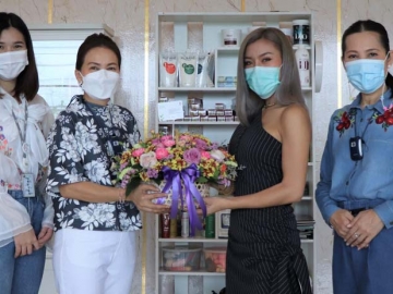 เสริมให้สวย : จรูญรัตน์ สาลี ผจก.ทั่วไป บจก.เดอะไนน์ ติวานนท์ มอบดอกไม้
ให้แก่ สุปานี ชายกงทอง ผู้ประกอบการร้านเบอร์รี่ บิวตี้ (Berry Beauty) เพื่อร่วมแสดงความยินดีในโอกาสเปิดซาลอนทำผม ให้บริการครบวงจรโดยช่างฝีมือเยี่ยม
ที่ ศูนย์การค้าเดอะไนน์ เซ็นเตอร์ ติวานนท์ อำเภอเมือง จังหวัดปทุมธานี

