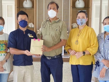 SHA Plus+ : ธีรชัย แขมคำ ผจก.แผนกต้อนรับ โรงแรมเคปกูดู เกาะยาวน้อย ต้อนรับ อะหมาน หมัดอะดัม ผอ.การท่องเที่ยวแห่งประเทศไทย สำนักงานพังงา และ จุฑารัตน์ นิลหัสถ์ รอง ผอ.ททท.พังงา พร้อมคณะ ในโอกาสเข้าพัก
ที่ โรงแรมเคปกูดู เกาะยาวน้อย ที่ผ่านมาตรฐานท่องเที่ยวปลอดภัยด้านสุขอนามัย

