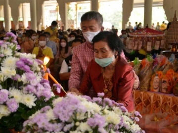 เพื่อจัดสร้างฌาปนสถาน : คุณแม่สายใจ กอไพศาล ประธานองค์กฐิน และบุตรชาย
สมเกียรติ กอไพศาล ประธานคณะทำงาน รมว.เกษตรและสหกรณ์ พร้อมคณะผู้บริหารกระทรวงเกษตรฯ และเพื่อนนักศึกษาหลักสูตร ปปร.24 ร่วมทอดกฐินถวายปัจจัยกว่า 9 ล้านบาท ณ วัดวังเย็น อ.เมือง จ.นครปฐม

