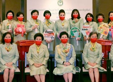 สมาชิก 22 จังหวัดทั่วประเทศ : คุณหญิงณัฐิกา วัธนเวคิน อังอุบลกุล ประธานสหพันธ์สมาคมสตรีนักธุรกิจและวิชาชีพแห่งประเทศไทย ในพระบรมราชินูปถัมภ์ เปิดโครงการรณรงค์จัดการขยะติดเชื้อ “ทิ้งถูก ผูกโบแดง โควิดไม่กระจาย” โดยมี ดร.ณฤดี เคียงศิริ, ดร.นันทริกา
ซันซื่อ, พนิดา ชอบวณิชชา, รติวัลย์ ธนาธรรมโรจน์, สุภาพรรณ พิชัยรณรงค์สงคราม, รุ่งรัติ ศรีสุข, จำนรรค์ ศิริตัน หนุนภักดี,
นภาเพ็ญ เวชชาชีวะ, พิมพ์แพร สุนทรสงค์, พัชรพิมล ยังประภากร และ จตุพร ลิ้มปิยะศรีสกุล ร่วมงาน ที่ โรงแรมแกรนด์ไฮแอทเอราวัณ

