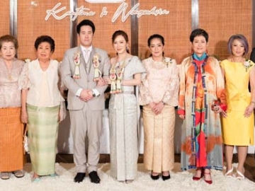 ชื่นฉ่ำ...ค่ำคืนแห่งรัก : จรรย์สมร วัธนเวคิน และ คุณหญิงณัฐิกา วัธนเวคิน อังอุบลกุล เป็นประธานในพิธีมงคลสมรส วงศกร วัธนเวคิน บุตร ภวิษศักดิ์ วงษ์เสถียรชัย - ดาวอรุณ วัธนเวคิน กับ
กานติมา วรรธนะกวิน บุตรี อภิสรา วณิชชานุกร โดยมี กิตติพงศ์ เศวตกิติธรรม - ดารณี วัธนเวคิน,
สุดารัตน์ - ชาญวิช พีตกานนท์ ร่วมแสดงความยินดีในงาน ที่โรงแรมแกรนด์ ไฮแอท เอราวัณ

